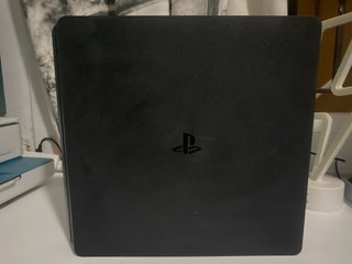PS4 Slim 1 TB + 2 mandos originales + 3 juegos