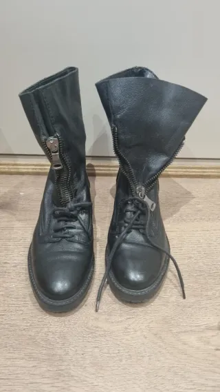 Botas negras con cordones y cremallera