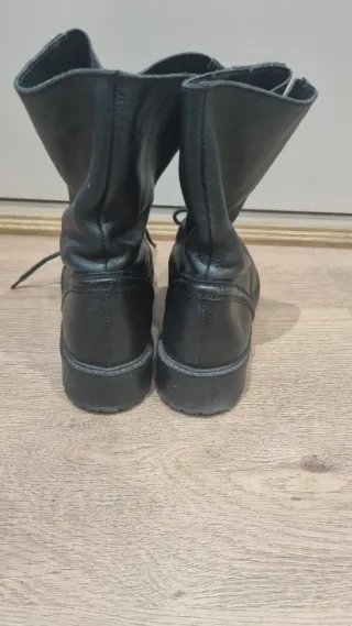 Botas negras con cordones y cremallera