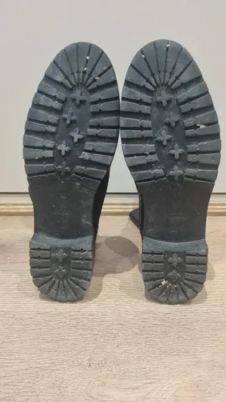 Botas negras con cordones y cremallera