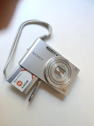 Cámara Sony 20.1 MP Zoom Óptico 8x SDC-830 "LEER"