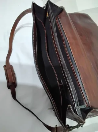 Cartera de piel marrón