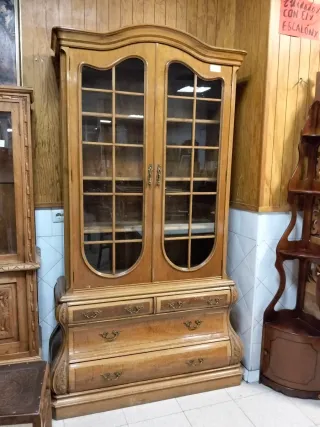 Vitrina de madera y cristal