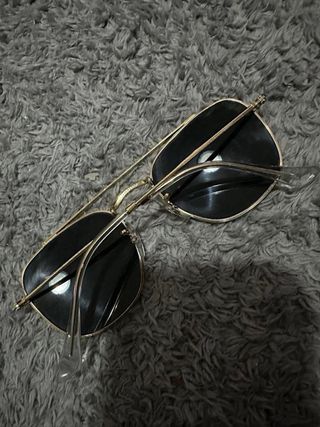 Gafas de sol Ray-Ban doradas y negras