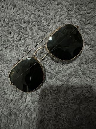 Gafas de sol Ray-Ban doradas y negras