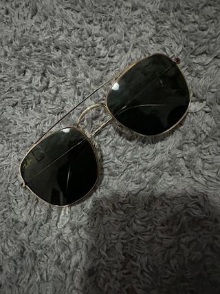 Gafas de sol Ray-Ban doradas y negras