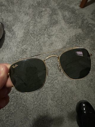 Gafas de sol Ray-Ban doradas y negras