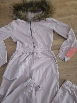 Mono rosa con capucha y pelo