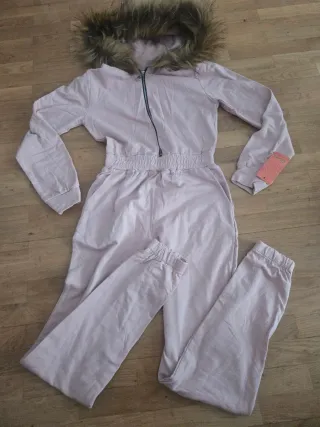 Mono rosa con capucha y pelo