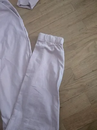 Mono rosa con capucha y pelo