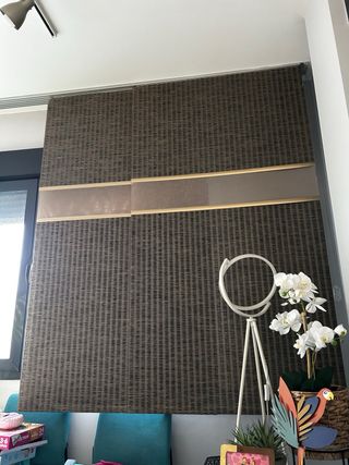 Cortina de tela beige y marrón