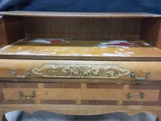 Cómoda de madera con detalles dorados