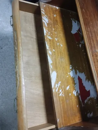 Cómoda de madera con detalles dorados