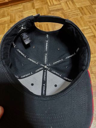 Gorra Jordan Negra y Roja