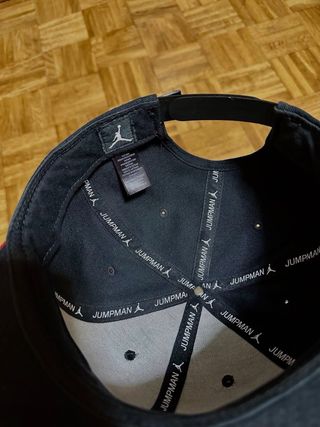 Gorra Jordan Negra y Roja