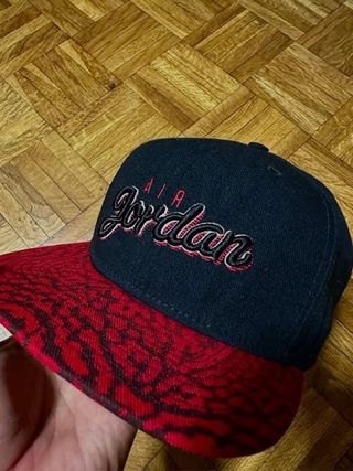 Gorra Jordan Negra y Roja