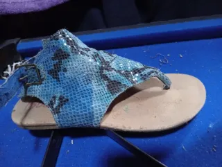 Sandalias azules y plateadas