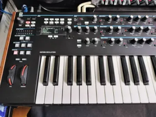 Cambio Novation Summit Sintetizador Polifónico