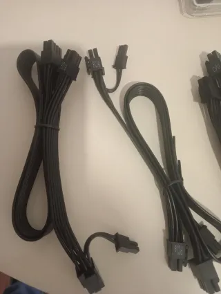 Cables MSI y tornillería para PC