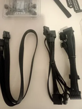 Cables MSI y tornillería para PC