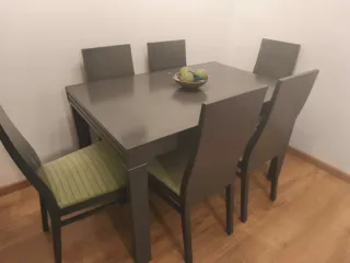 Mesa de comedor gris con 6 sillas