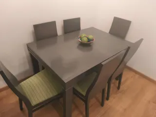 Mesa de comedor gris con 6 sillas