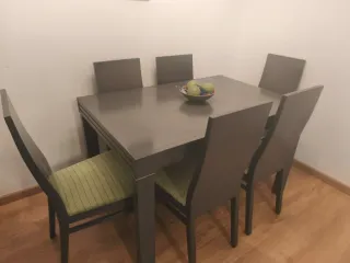 Mesa de comedor gris con 6 sillas