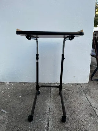 Mesa auxiliar con ruedas
