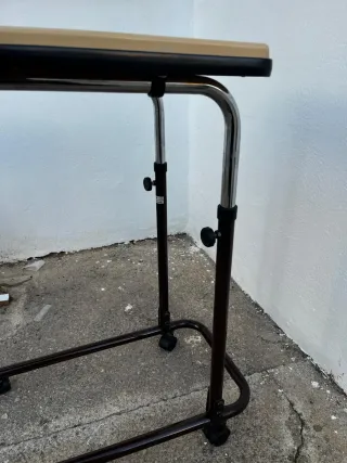 Mesa auxiliar con ruedas