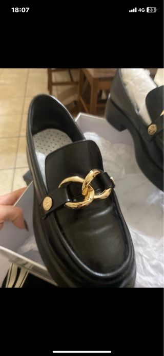 Mocassini neri con catena dorata