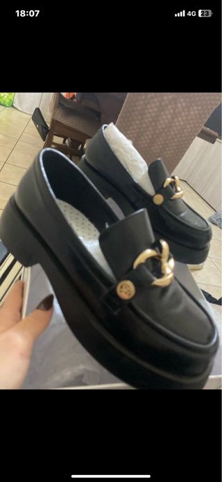 Mocassini neri con catena dorata