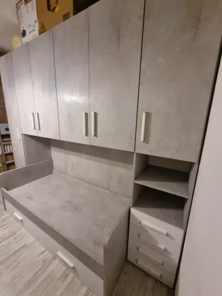 Armadio a ponte grigio e bianco