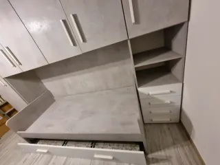 Armadio a ponte grigio e bianco