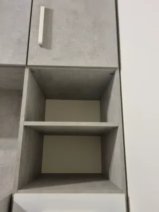 Armadio a ponte grigio e bianco