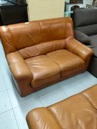 Sofá de piel marrón