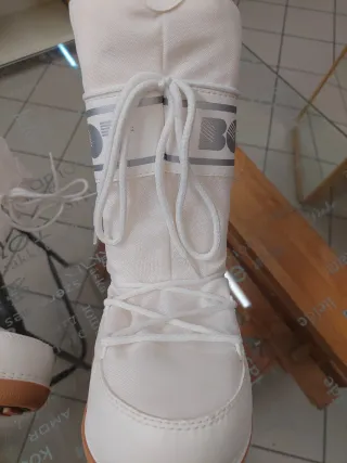 Stivali da neve bianchi ,comodi ,leggeri, NUOVO