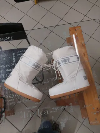 Stivali da neve bianchi ,comodi ,leggeri, NUOVO