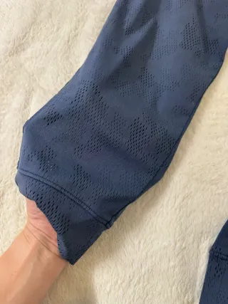 Pantalones deportivos azules con diseño