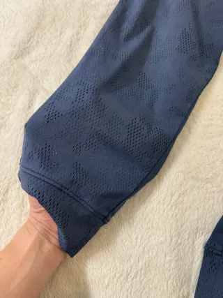 Pantalones deportivos azules con diseño