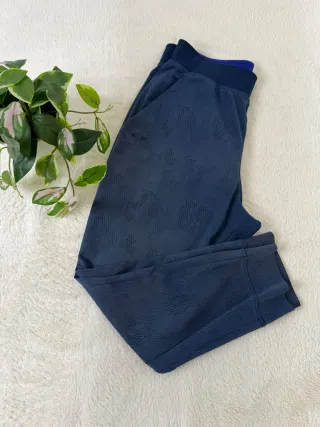 Pantalones deportivos azules con diseño