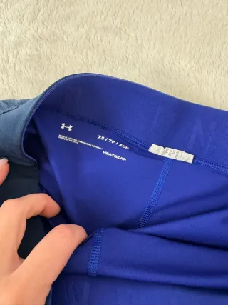 Pantalones deportivos azules con diseño