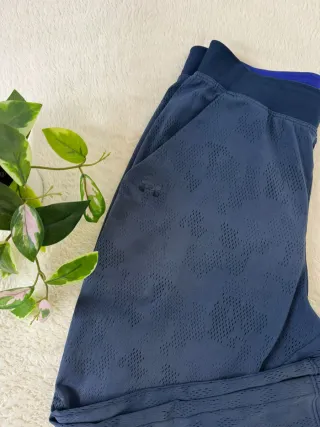 Pantalones deportivos azules con diseño