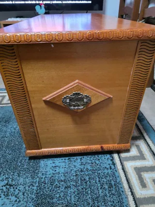 Baúl de madera con detalles metálicos PREGUNTA PRE