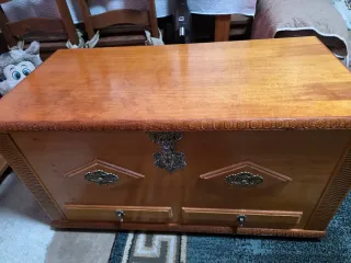 Baúl de madera con detalles metálicos PREGUNTA PRE