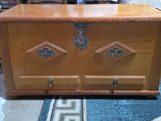 Baúl de madera con detalles metálicos PREGUNTA PRE