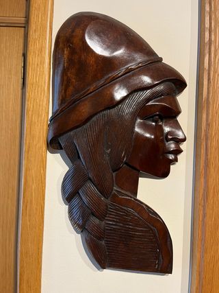 Figura decorativa de madera tallada