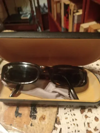 Gafas de sol Ray-Ban negras y marrones