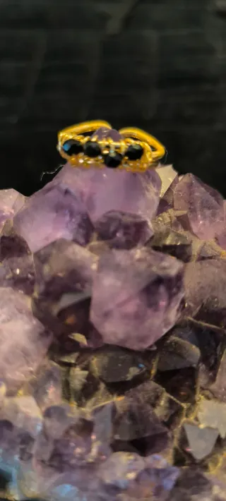 Anillo artesanal con cristal negro y baño de oro.