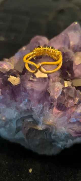 Anillo artesanal con cristal negro y baño de oro.