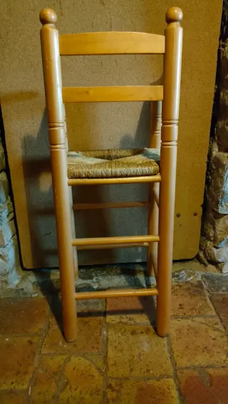 Trona de madera y mimbre